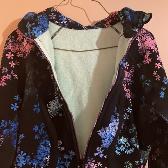 Gorgeous floral LULULEMON sweater in excellent condition - Picture 5 of 6